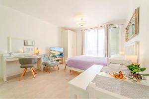 um quarto com uma cama, uma secretária e uma mesa em Dubrovnik Colors - Old Town View Apartment No3 em Dubrovnik