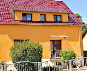 エアフルトにあるFewo EF-Stotternheimの赤屋根の黄色い家