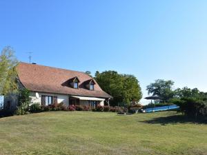 a house with a yard and a swimming pool at Comfy villa near Alvignac with private pool in Alvignac