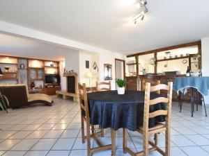 cocina y sala de estar con mesa y sillas en Comfy villa near Alvignac with private pool, en Alvignac