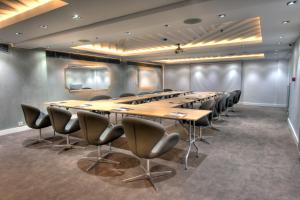 a conference room with a long table and chairs at En Otel Karaca in Eskisehir