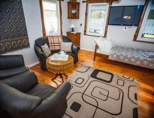 a living room with two chairs and a couch at Gaja-Białowieża in Wiluki