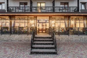 un edificio con una escalera que conduce a una puerta en Status Hotel, en Leópolis