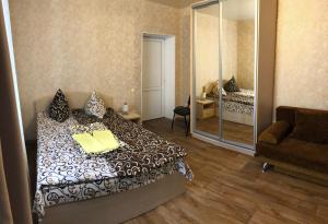Un pat sau paturi într-o cameră la Guest House Feeriya v Professorskom Ugolke