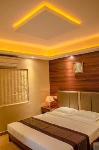 Кровать или кровати в номере Hotel Comfotel Kolkata