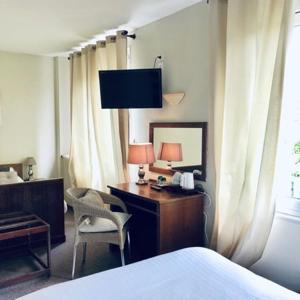 TV a/nebo společenská místnost v ubytování Hotel Le Rivage
