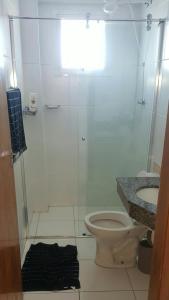 y baño con ducha, aseo y lavamanos. en Lindo apartamento bairro Aviação, en Praia Grande