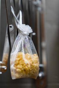 Una busta di cibo appesa ad una porta di Merulana Star a Roma