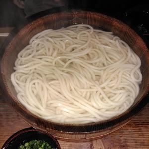 eine Schüssel Nudeln auf einem Tisch in der Unterkunft Guesthouse Yashima in Takamatsu