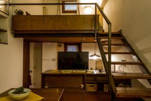 Camera con letto a soppalco e scrivania con TV. di Porta Borsari Suite Astori a Verona