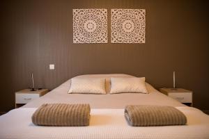um quarto com uma cama com duas almofadas em Gîte Mattaincourt em Mattaincourt