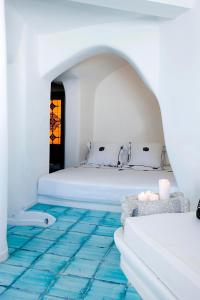 Tempat tidur dalam kamar di Blue Angel Villa