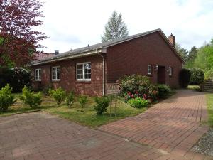 an old brick house with a sign in front of it at Motel Hamberger Krug in Hambergen