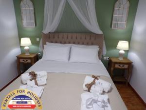 A bed or beds in a room at HELLENIC ESTATE SUITES