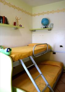 two bunk beds in a room with shelves at Il Gelsomino Assisi in Palazzo