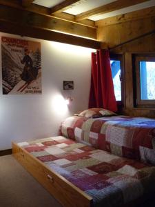 - une chambre avec un lit et une affiche murale dans l'établissement Le Bourjaillet, à Notre-Dame-de-Bellecombe