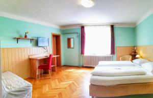 Uma cama ou camas num quarto em Familie Zuser Hotel Garni