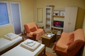 TV a/nebo společenská místnost v ubytování Dora Apartment