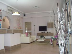 Televízia a/alebo spoločenská miestnosť v ubytovaní Hotel Amalfi