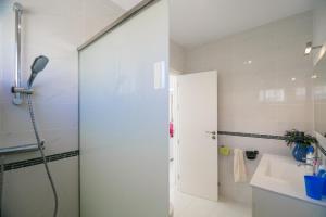 un baño con ducha y lavabo en Bungalow Claire, en Callao Salvaje 26 fotos más