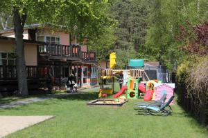 un patio con parque infantil y equipo de juegos en ZAKĄTEK ADELI, en Mikoszewo