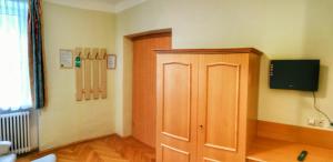 Uma televisão e/ou sistema de entretenimento em Familie Zuser Hotel Garni