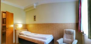 Uma cama ou camas num quarto em Familie Zuser Hotel Garni