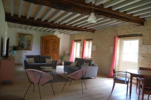 A seating area at Gite du chateau