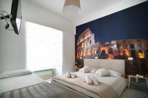 una camera da letto con due letti e un dipinto sul muro di Merulana Star a Roma