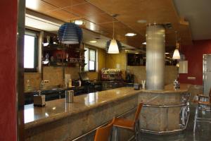 um bar num restaurante com cadeiras e luzes em Hostal Tio Pepe II em Bembibre