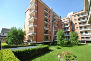 un edificio de apartamentos con un patio delante en Chicco Apartment Small Business, en Vercelli