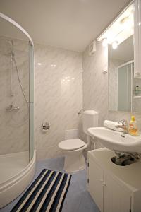 y baño con lavabo, aseo y ducha. en Golden Creek Amazing Sea Views Apartment en Dubrovnik