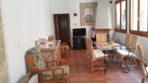 casa malferit في Alcoleja: غرفة معيشة مع طاولة وكراسي