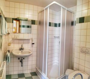 Uma casa de banho em Familie Zuser Hotel Garni