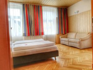 Uma cama ou camas num quarto em Familie Zuser Hotel Garni