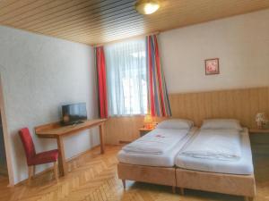 Uma cama ou camas num quarto em Familie Zuser Hotel Garni