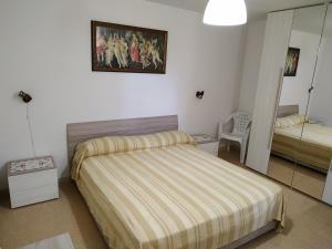 1 dormitorio con cama y espejo en Villa Olimpo B&B, en Fasano