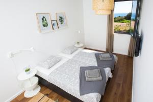 een slaapkamer met een bed en een raam bij DuArt Cozy Apartment in Dubrovnik