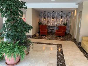 a lobby with two chairs and a waiting room at Hotel Arcea Villaviciosa in Villaviciosa