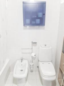 パレルモにあるOly99の白いバスルーム(トイレ、シンク付)