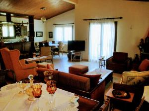 ein Wohnzimmer mit Sofas, Stühlen und einem Tisch in der Unterkunft Green Relax in Amisianá