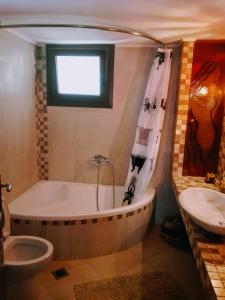 La salle de bains est pourvue d'une baignoire et d'un lavabo. dans l'établissement Green Relax, à Amisianá