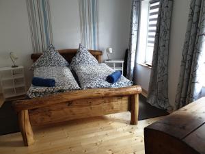 バースにある"kleine Boddenburg"のベッドルーム1室(木製ベッド1台、枕付)、窓が備わります。