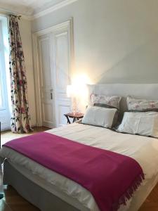 パリにあるParc Monceauのベッドルーム(紫の毛布を使用した大型ベッド1台付)