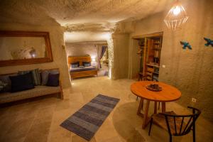 Postel nebo postele na pokoji v ubytování Azure Cave Suites - Cappadocia