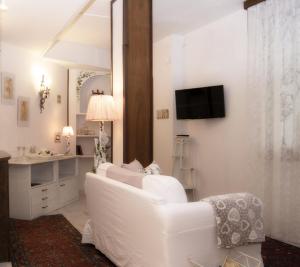 サロにあるVilla Luna Lombardaの白いリビングルーム(白いソファ、シンク付)