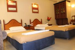 Hotel Pooja International 객실 침대