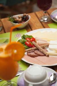 uma mesa com um prato de comida e uma tigela de legumes em Gioma Hotel em Agia Galini