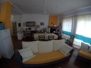 ein Wohnzimmer mit einem Sofa und einem Esszimmer in der Unterkunft Al Sole Di Pula in Pula