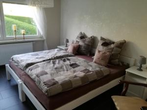 ein Schlafzimmer mit einem Bett mit einer karierten Decke in der Unterkunft Bella Casa in Laufenburg